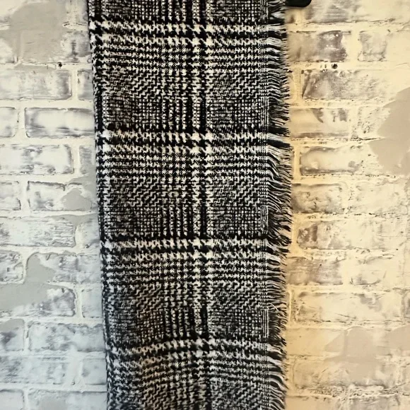 Black & White Houndstooth Plaid Checked Scarf - Picture 4 of 4